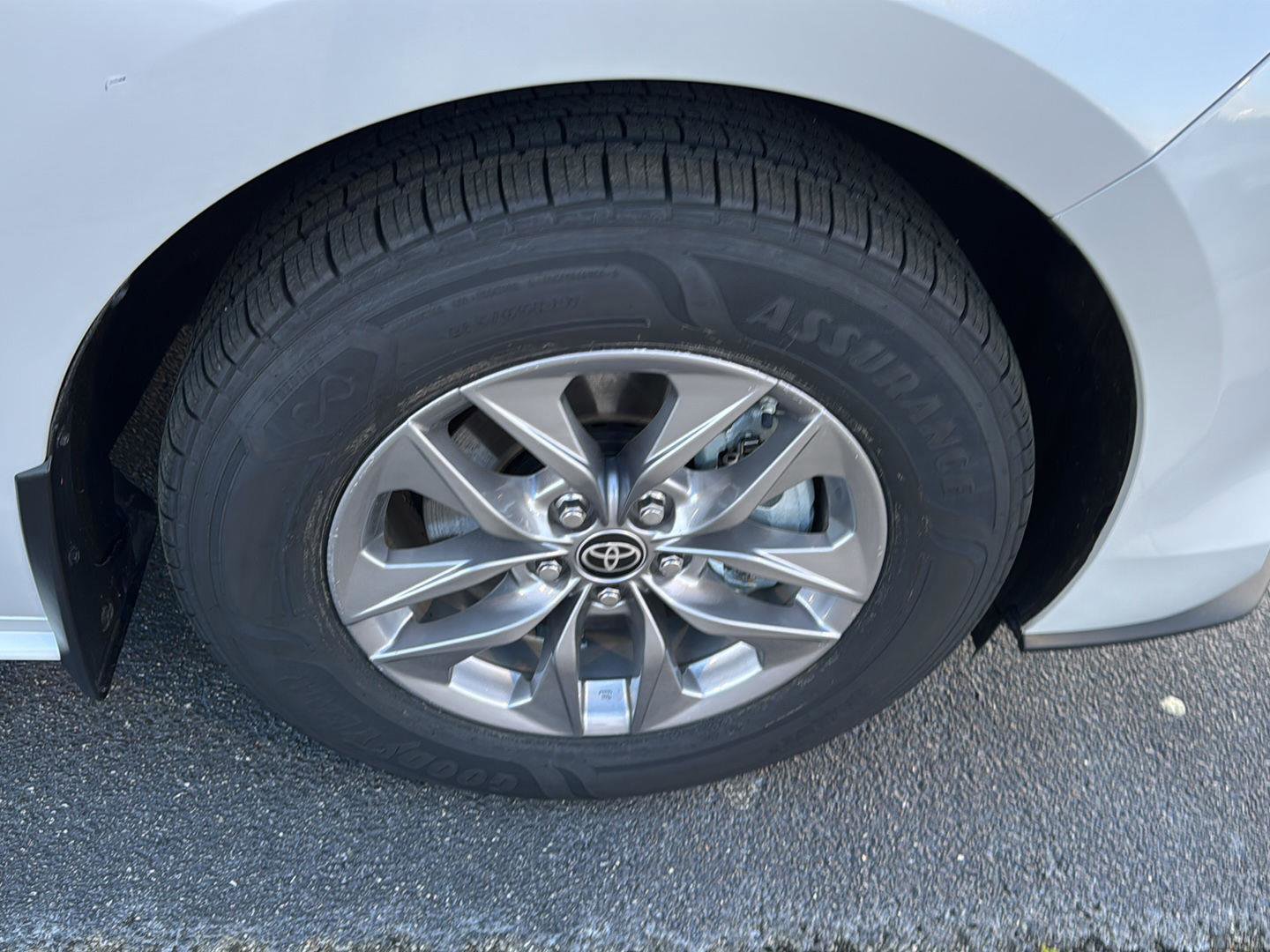Used 2025 Toyota Sienna XLE w/ XLE Plus Package FWD image 35