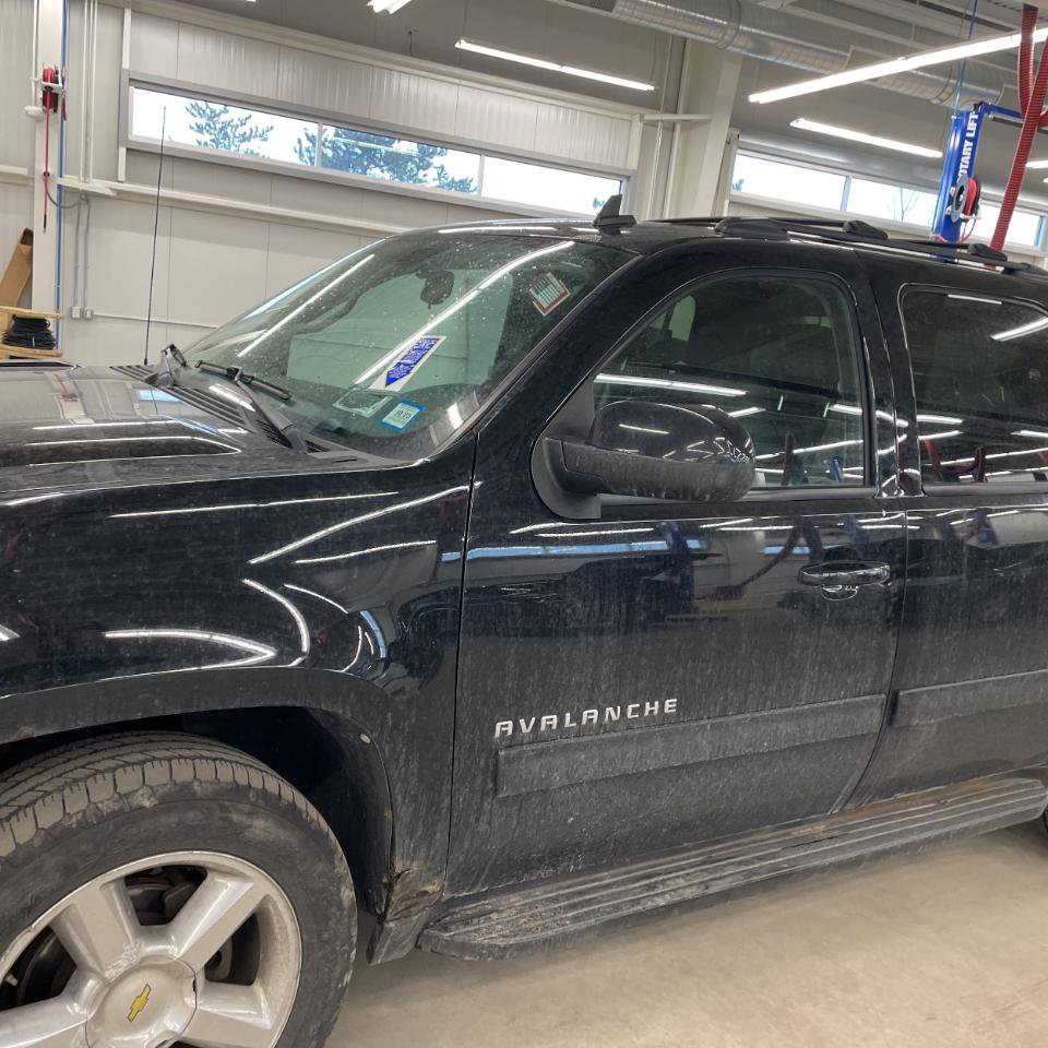 Used 2011 Chevrolet Avalanche LT AWD/4WD image 4
