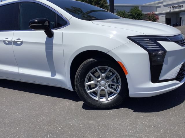 New 2027 Chrysler Pacifica Select FWD image 3