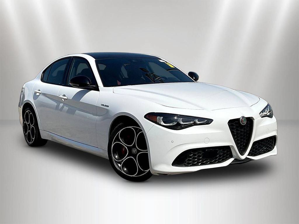 Used 2024 Alfa Romeo Giulia Veloce AWD/4WD image 3