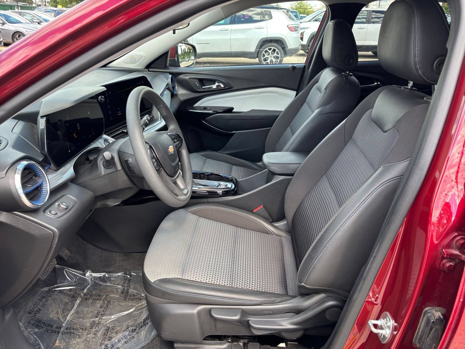 Used 2025 Chevrolet Trax LT FWD image 25