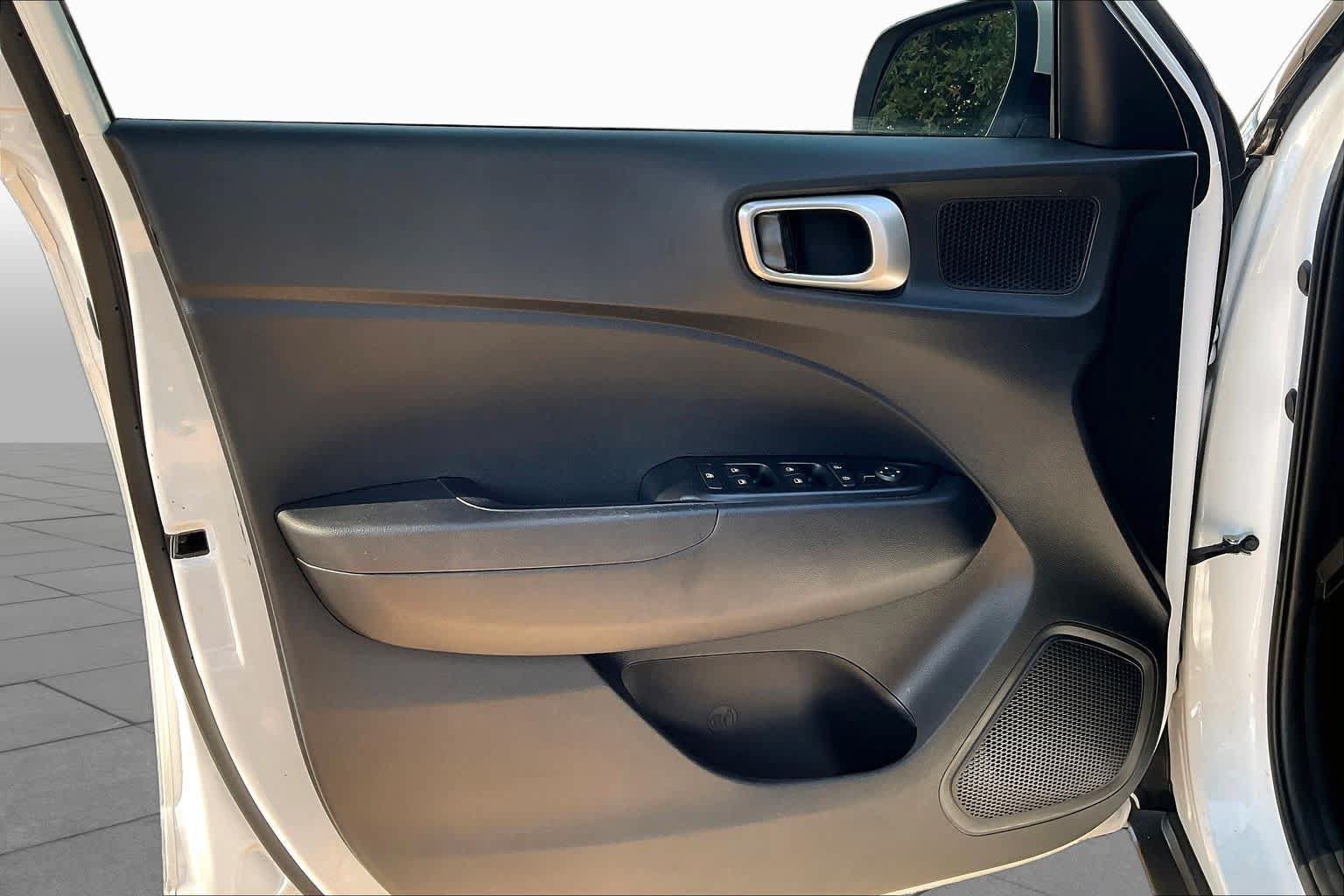 Used 2021 Hyundai Venue SE FWD image 21