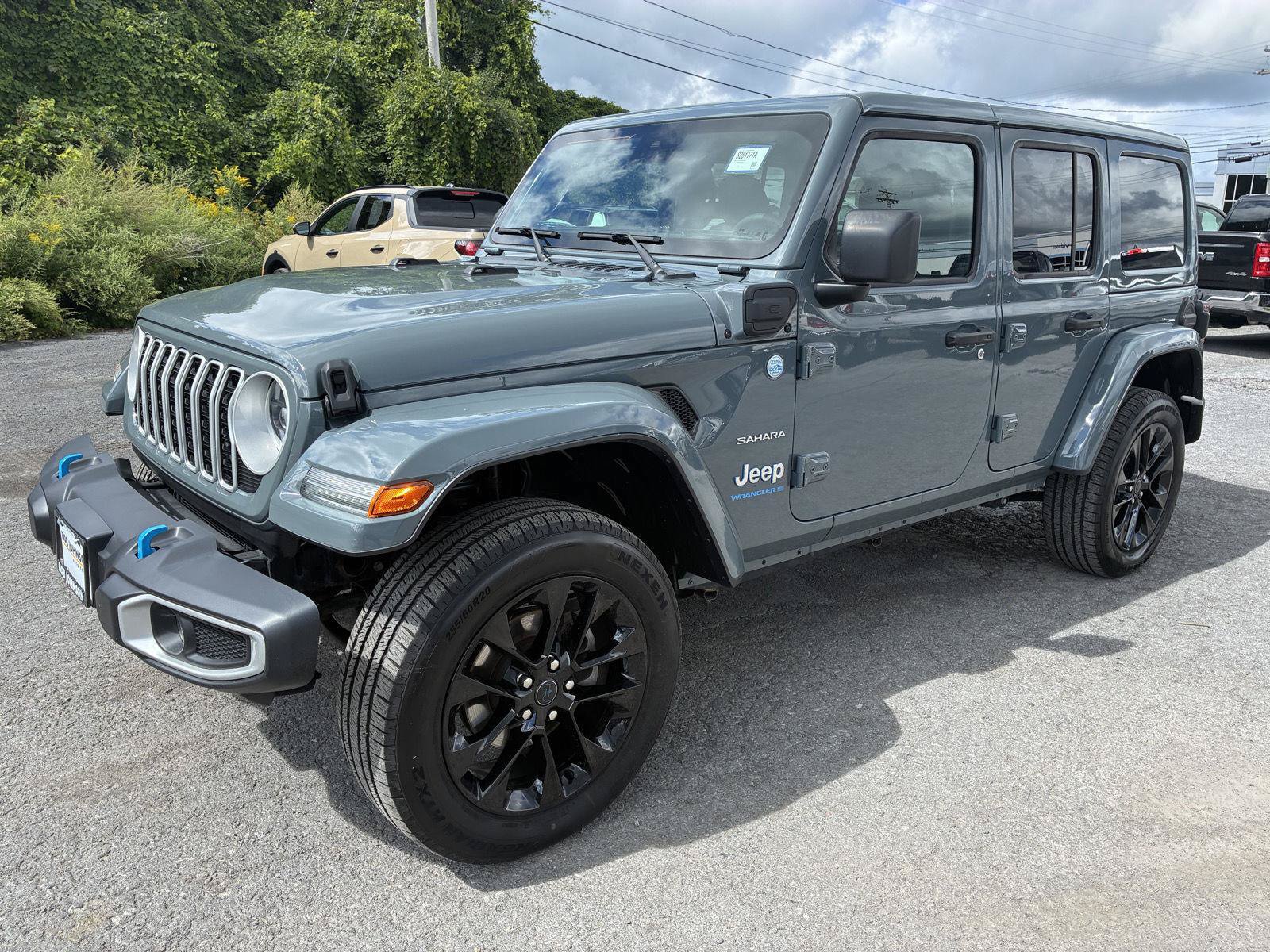 Used 2024 Jeep Wrangler Unlimited Sahara AWD/4WD image 3