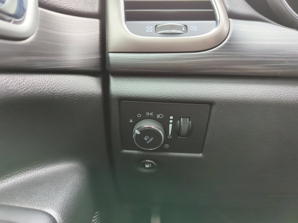 Used 2019 Jeep Grand Cherokee Laredo w/ Security & Convenience Group AWD/4WD image 30