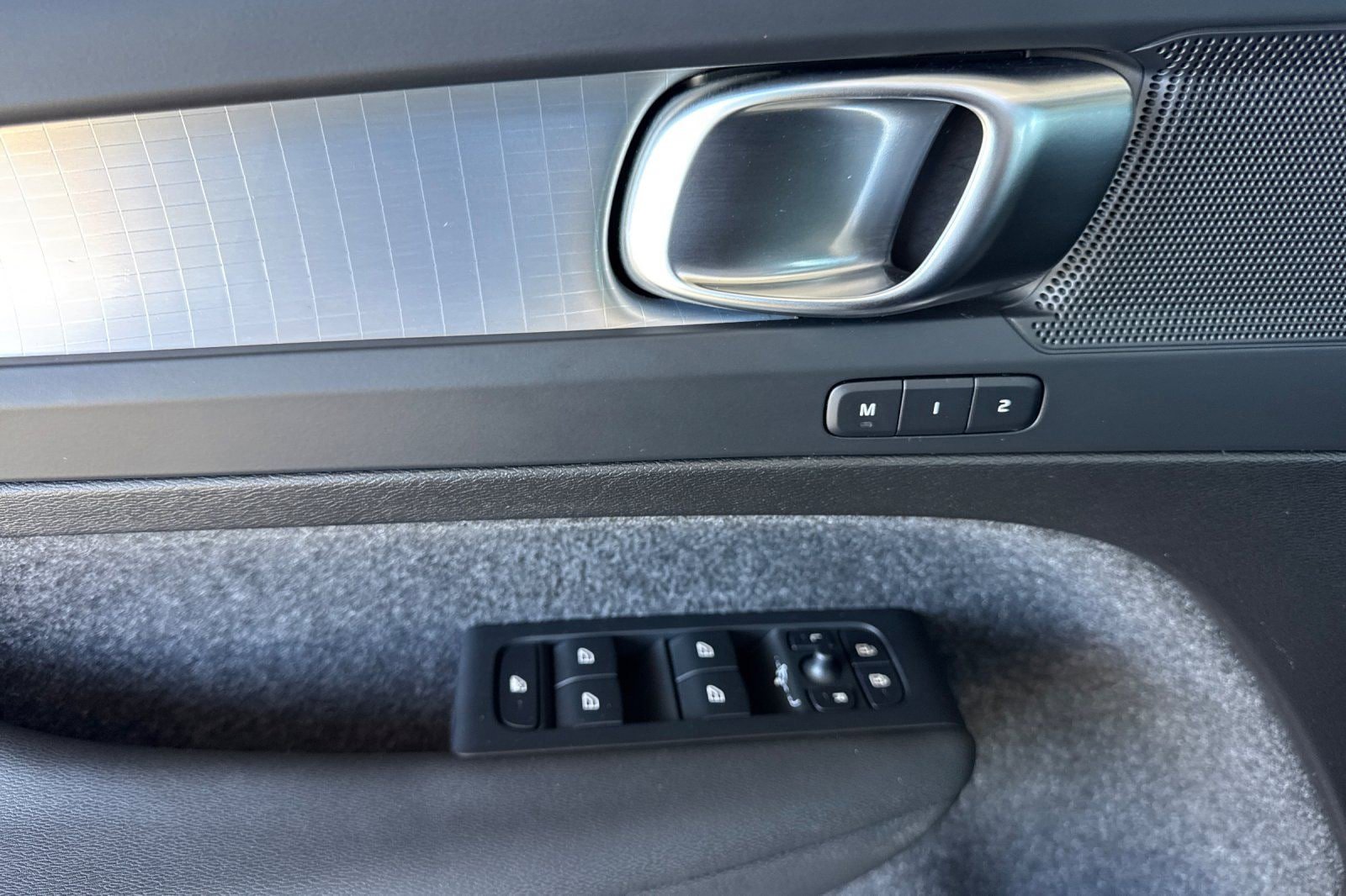 Certified 2025 Volvo XC40 B5 Core AWD/4WD image 15