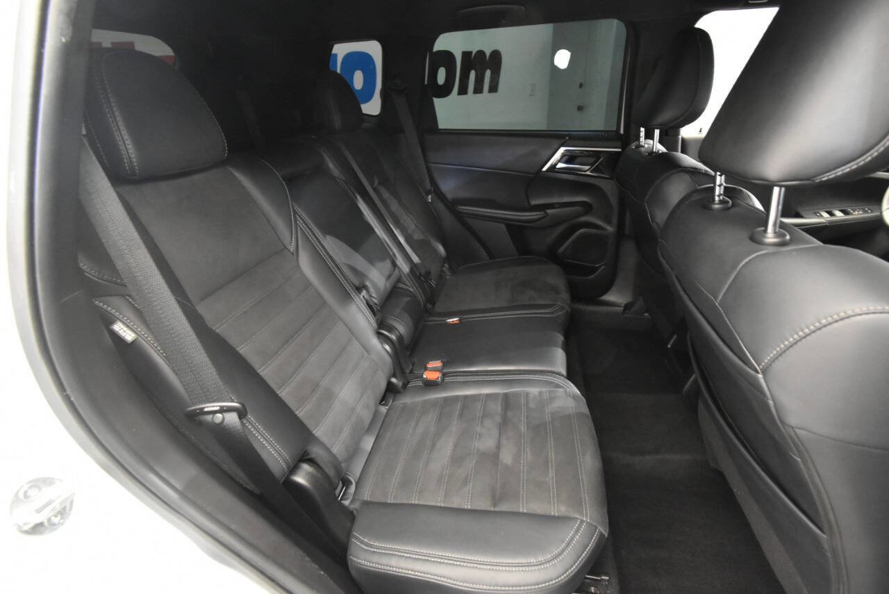 Used 2023 Mitsubishi Outlander SE Black Edition image 16