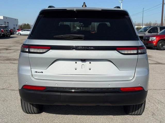 Used 2024 Jeep Grand Cherokee Altitude image 4