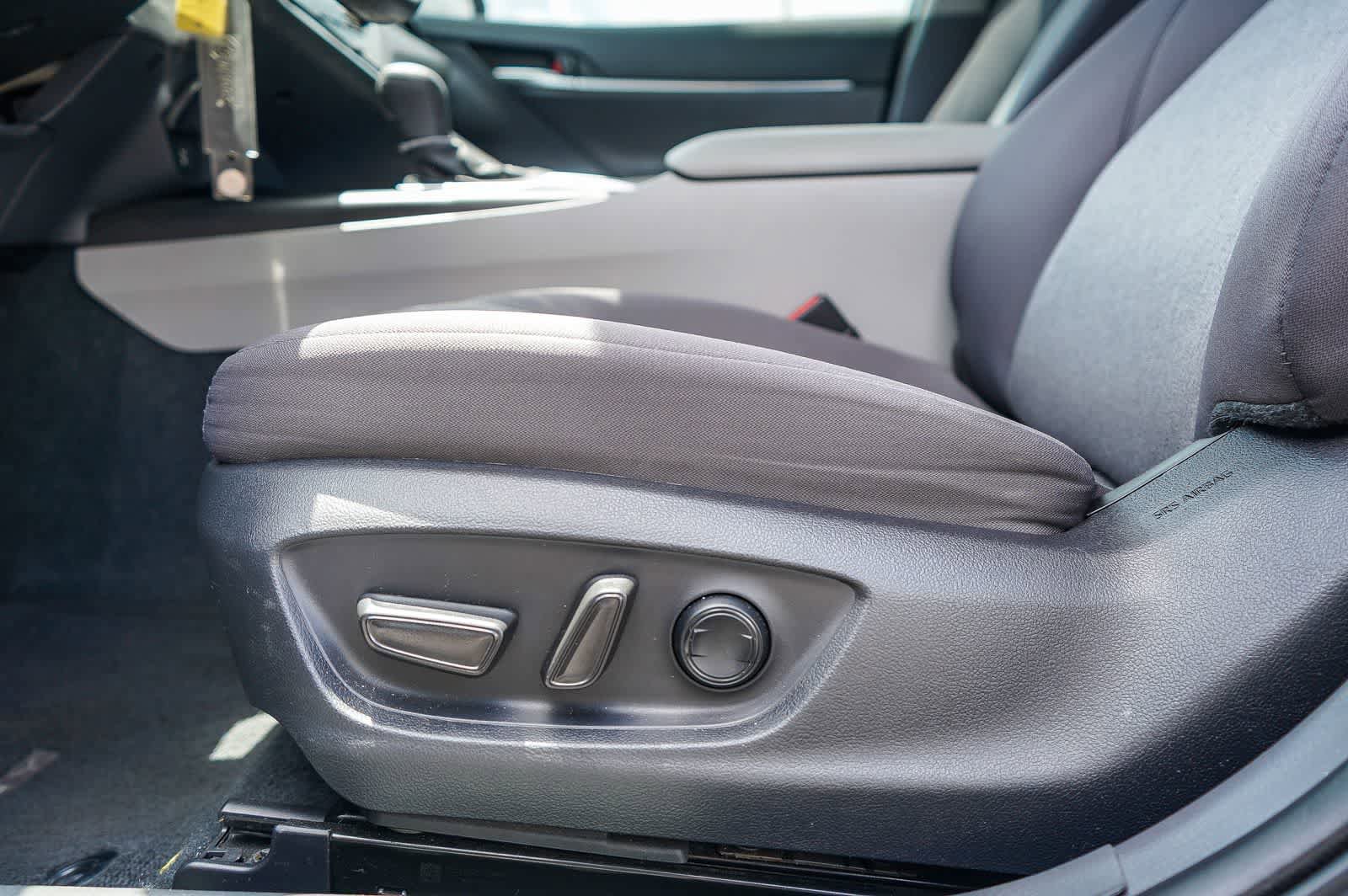 Used 2022 Toyota Camry LE w/ Carpet Mat Package (TMS) FWD image 23