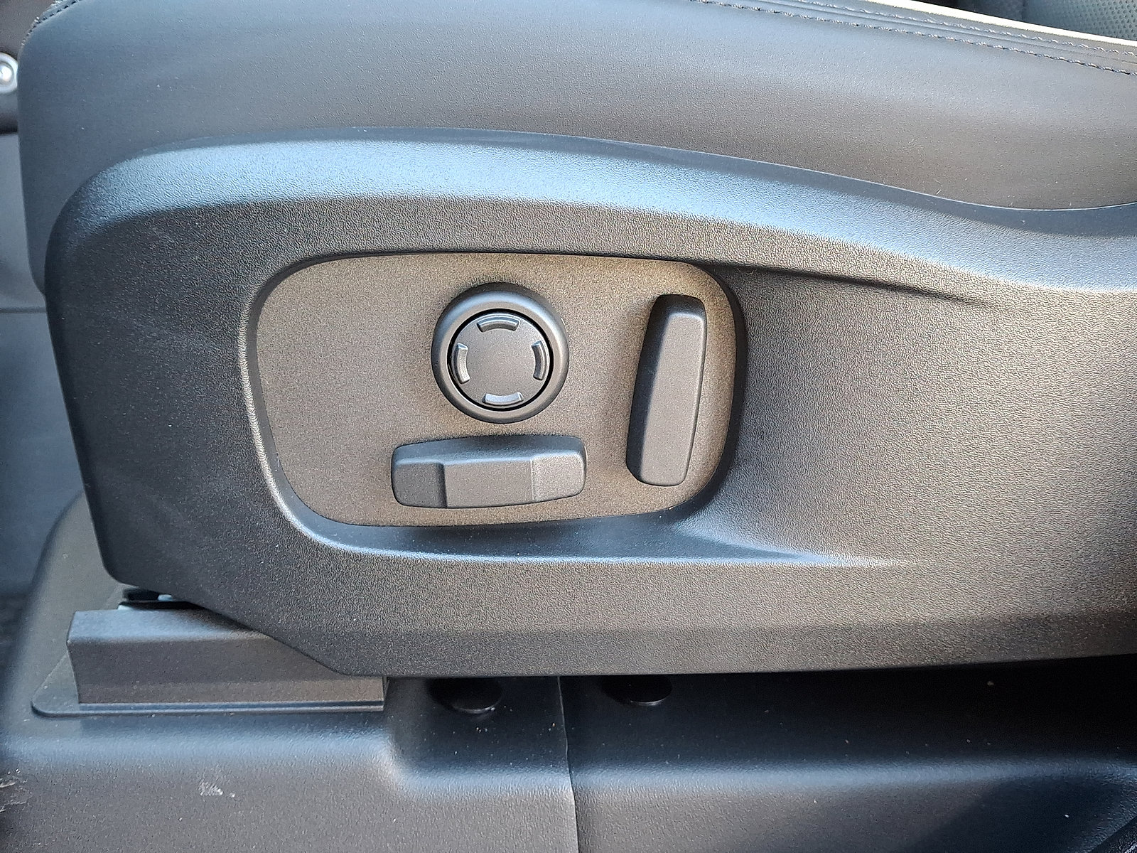 New 2025 Land Rover Defender 110 S image 4