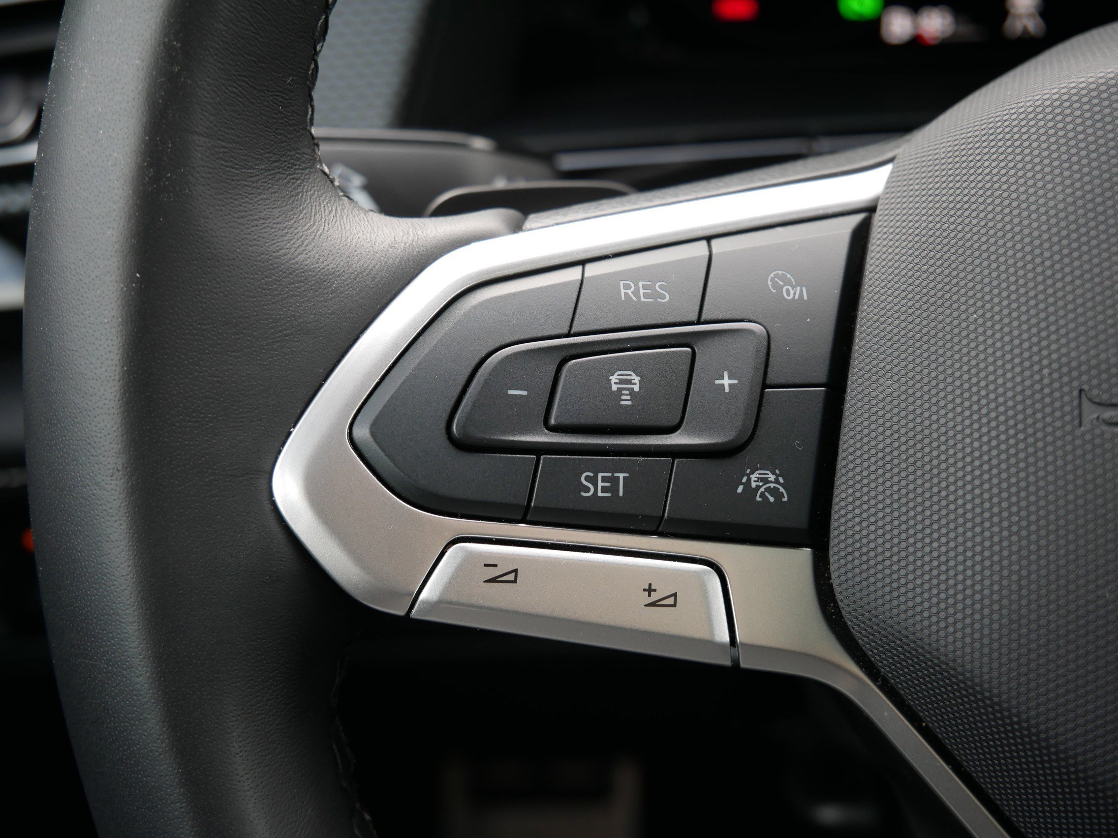 Certified 2025 Volkswagen Atlas Cross Sport SEL Premium R-Line image 31