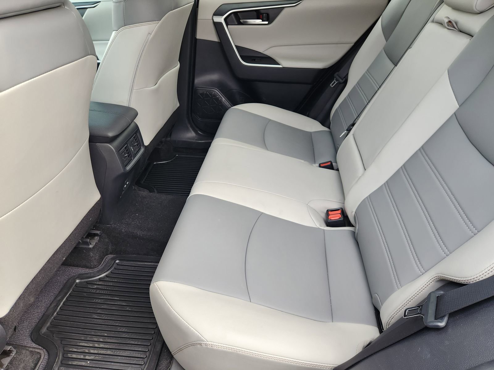 Used 2023 Toyota RAV4 XLE Premium image 35