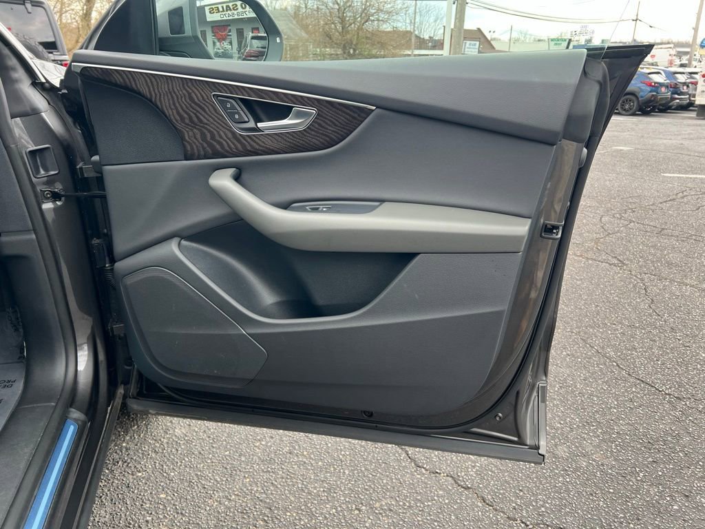Used 2022 Audi Q8 Premium image 33