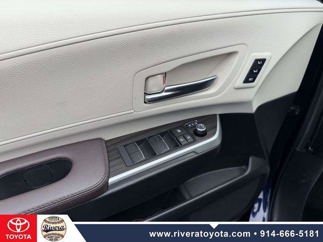 Certified 2024 Toyota Sienna Platinum image 9