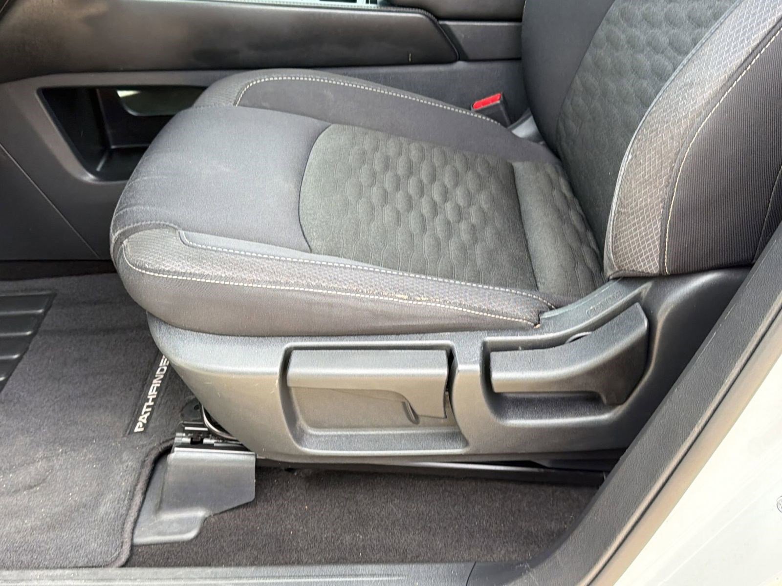 Used 2024 Nissan Pathfinder S image 14