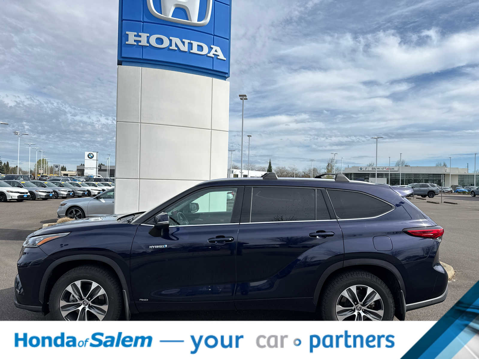 Used 2020 Toyota Highlander XLE image 3