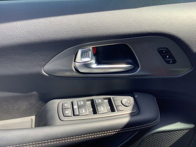 Used 2025 Chrysler Pacifica Select image 10
