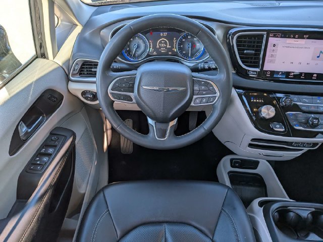 Used 2024 Chrysler Pacifica Touring-L FWD image 16