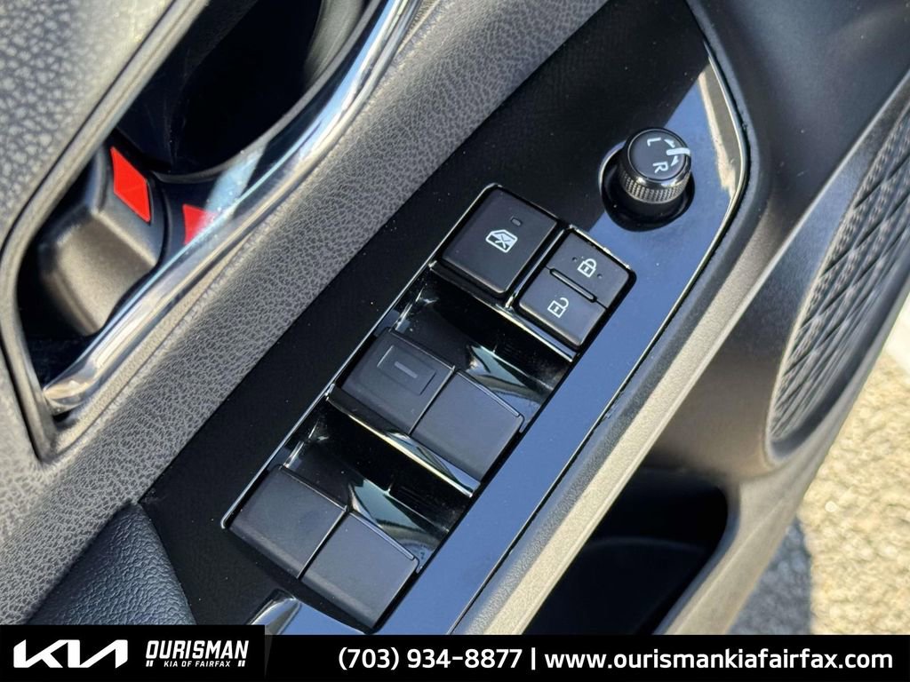 Used 2022 Toyota Prius LE image 24