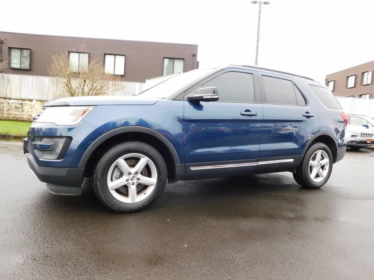 Used 2016 Ford Explorer XLT w/ Equipment Group 202A AWD/4WD image 4