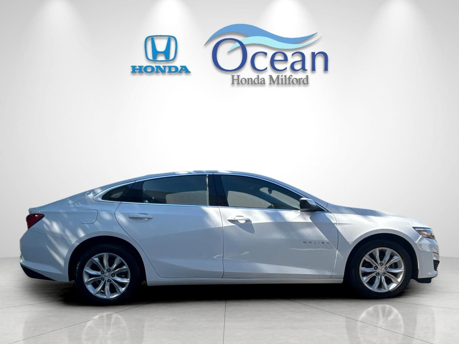 Used 2023 Chevrolet Malibu LT FWD image 2