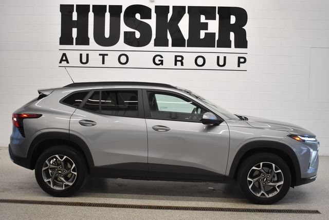 Used 2025 Chevrolet Trax LT w/ LT Convenience Package FWD image 2