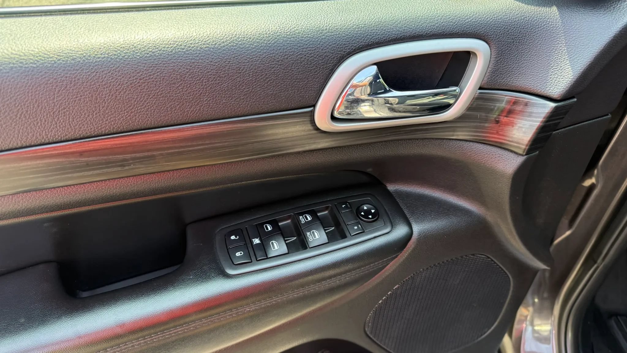 Used 2019 Jeep Grand Cherokee Laredo AWD/4WD image 17