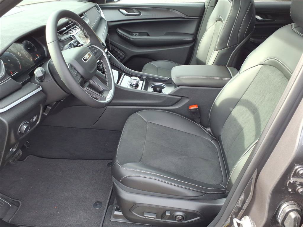 Used 2025 Jeep Grand Cherokee Altitude AWD/4WD image 2