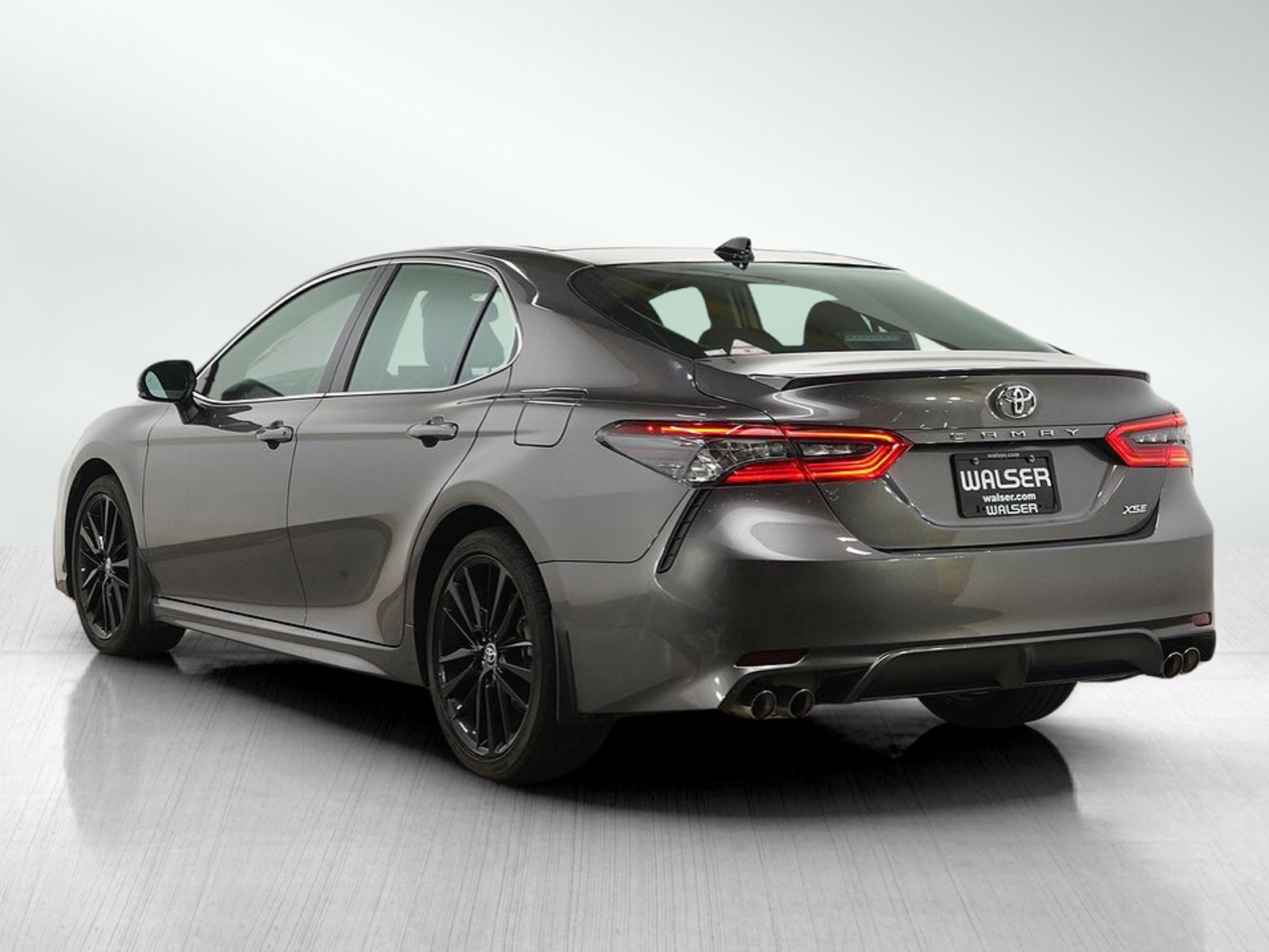 Used 2022 Toyota Camry XSE FWD image 3