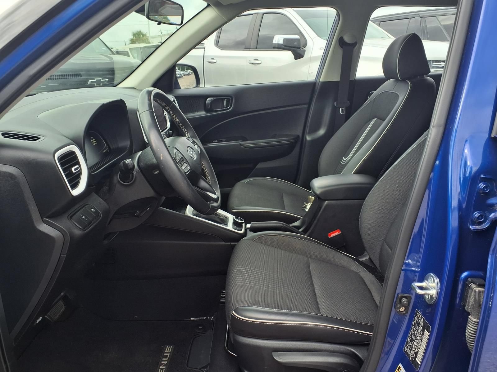 Used 2024 Hyundai Venue Limited FWD image 17