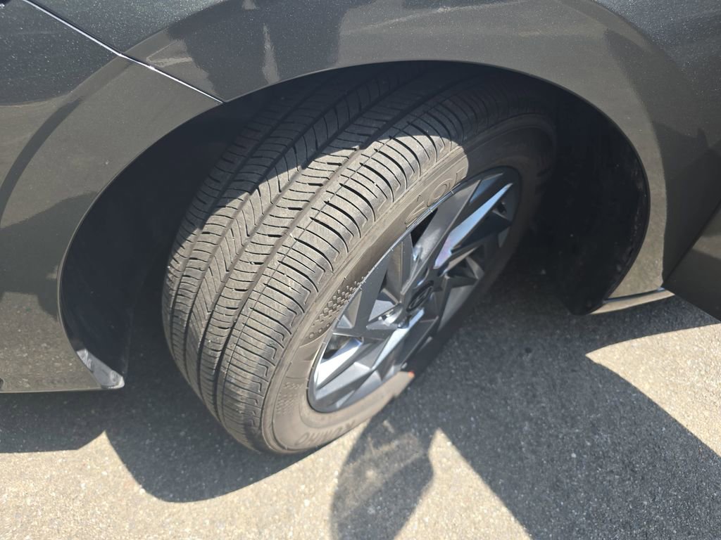 Used 2025 Hyundai Elantra Blue image 29