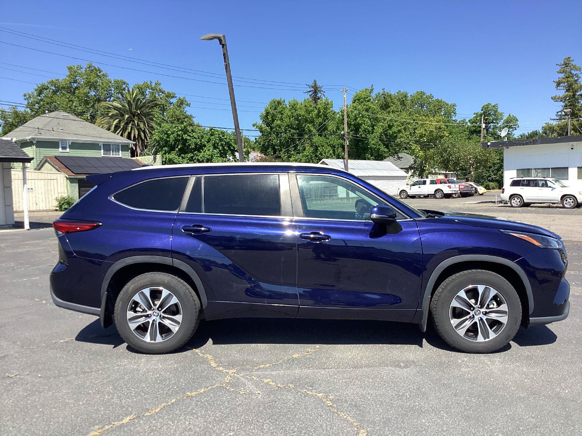 Used 2023 Toyota Highlander XLE AWD/4WD image 2