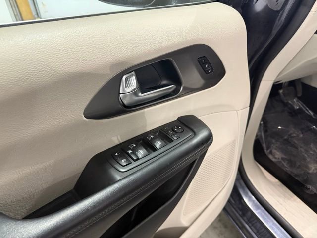Used 2019 Chrysler Pacifica Limited w/ Tire & Wheel Group image 11