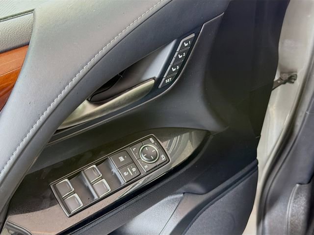 Used 2018 Lexus LX 570 4WD w/ Luxury Package image 19
