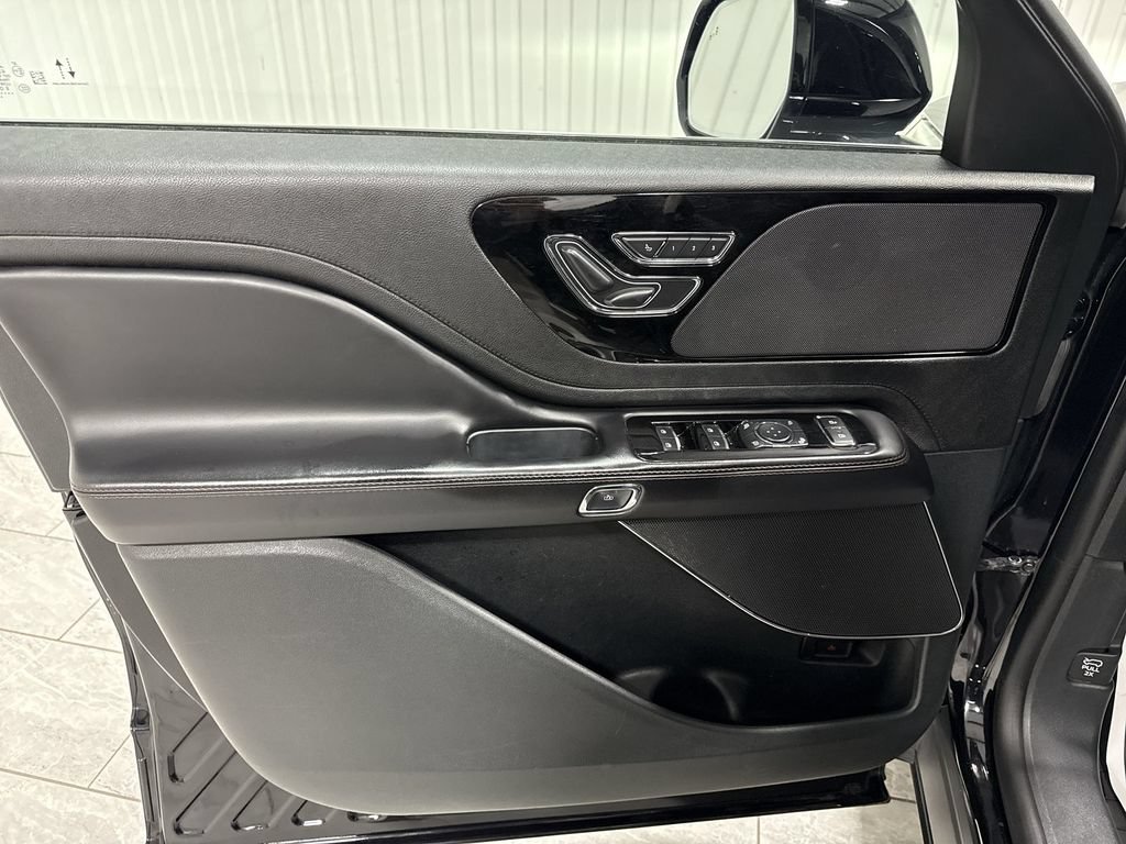 Used 2023 Lincoln Aviator AWD image 23