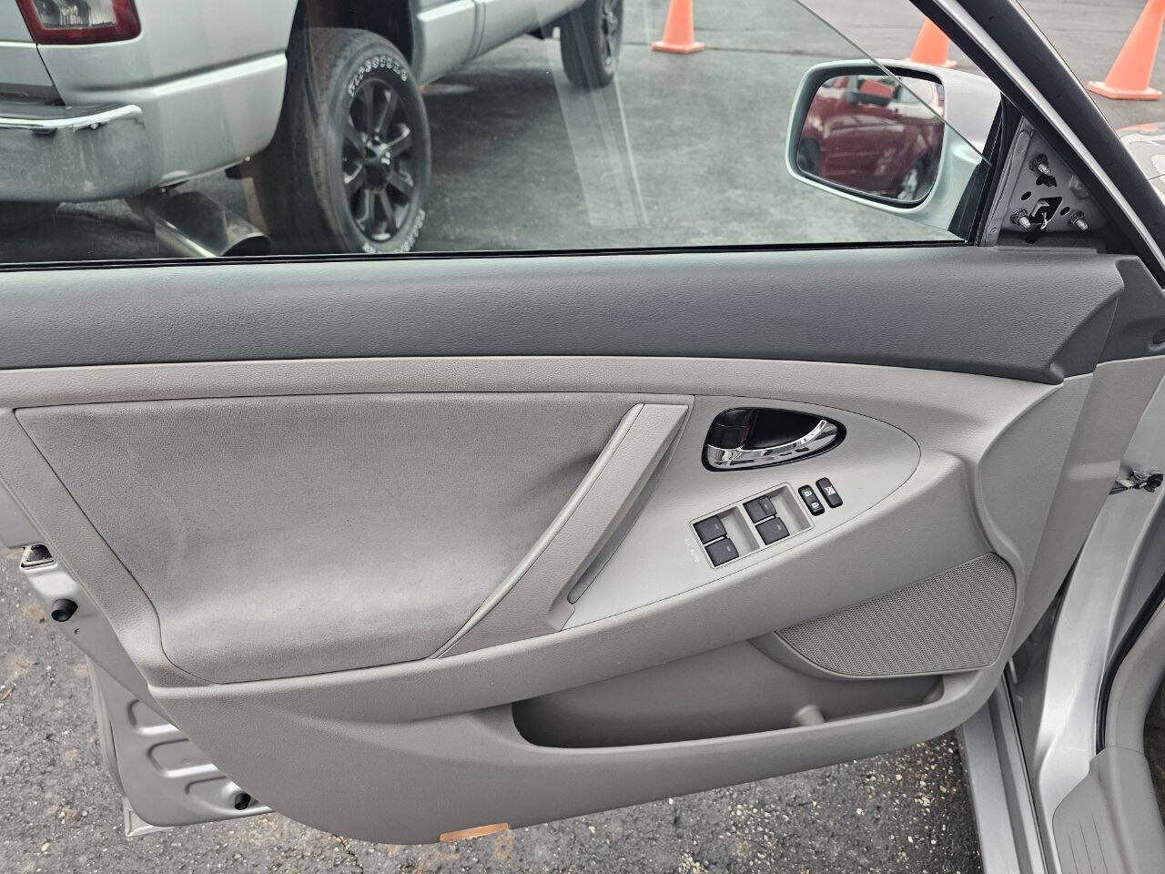 Used 2010 Toyota Camry LE FWD image 11