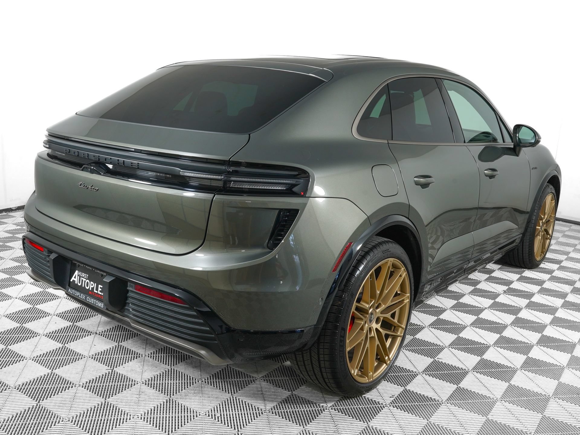 Used 2025 Porsche Macan Turbo Electric AWD/4WD image 4