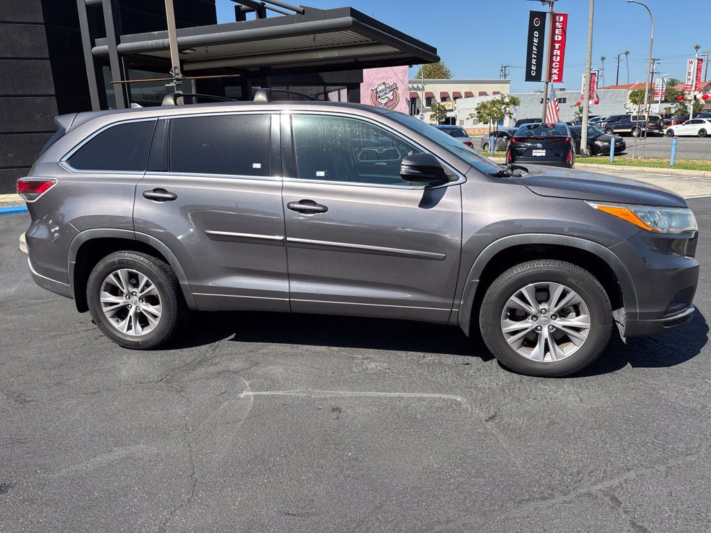 Used 2015 Toyota Highlander Plus FWD image 3