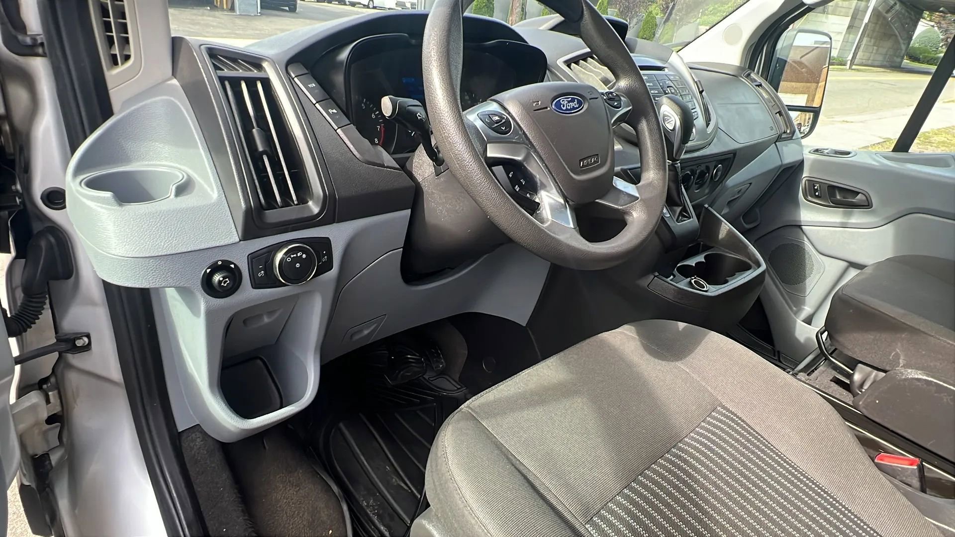 Used 2018 Ford Transit 350 XLT image 24