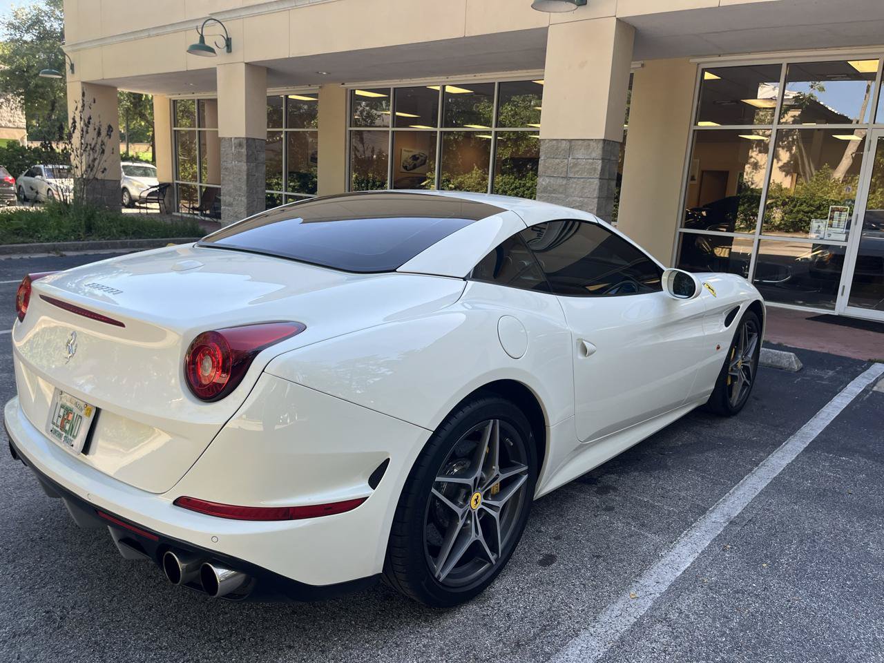 Used 2016 Ferrari California T RWD image 19
