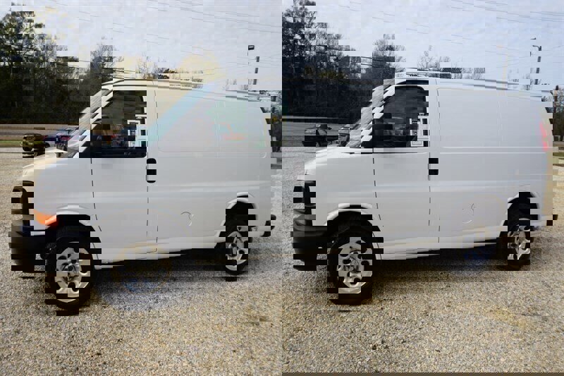 Used 2010 Chevrolet Express 1500 image 6