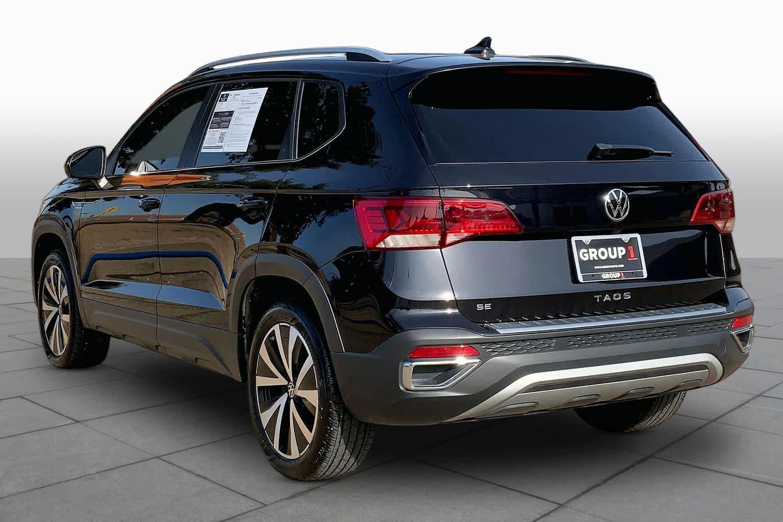 Used 2024 Volkswagen Taos SE w/ Panoramic Sunroof Package FWD image 12