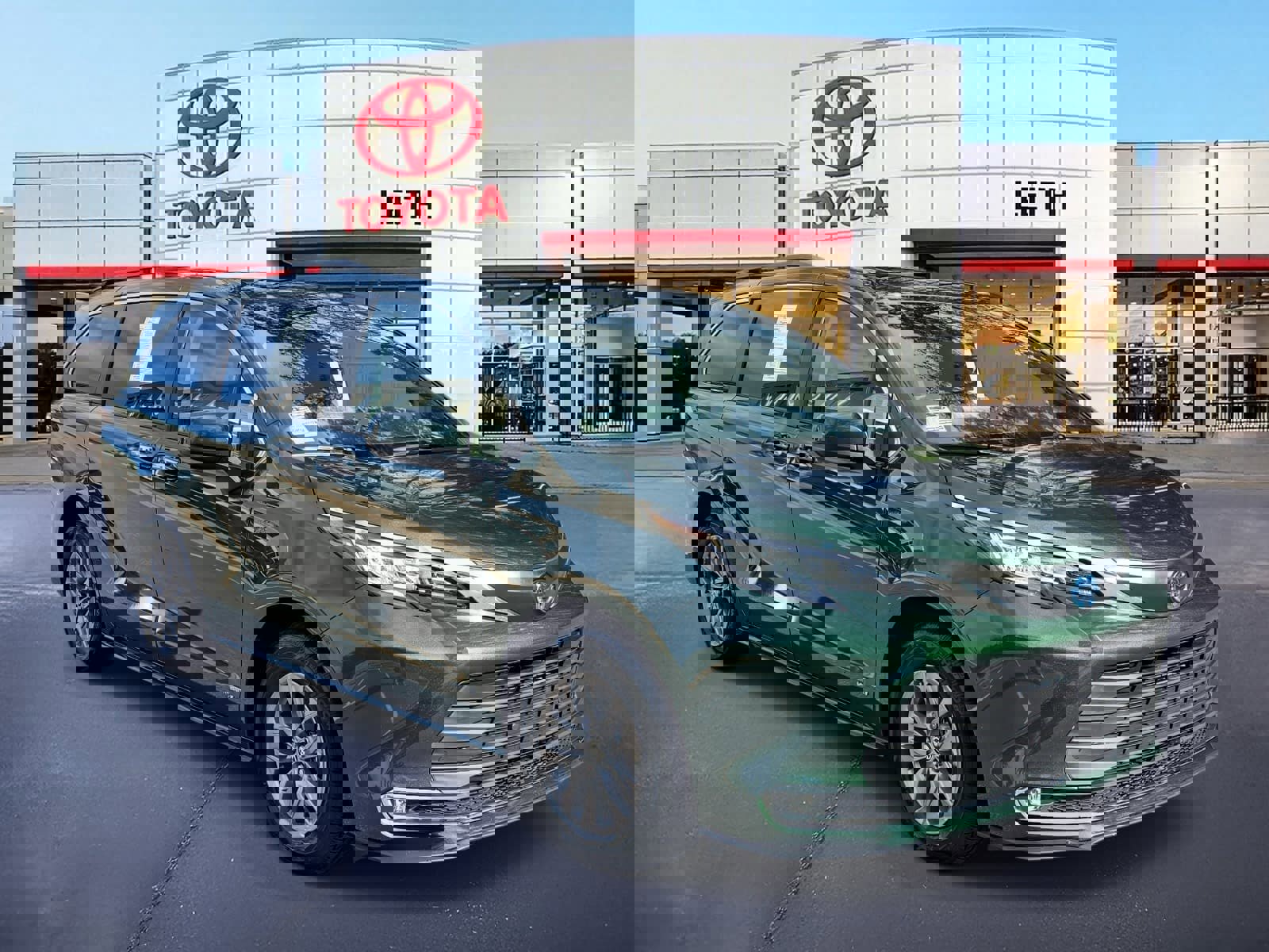 Used 2021 Toyota Sienna XLE image 3