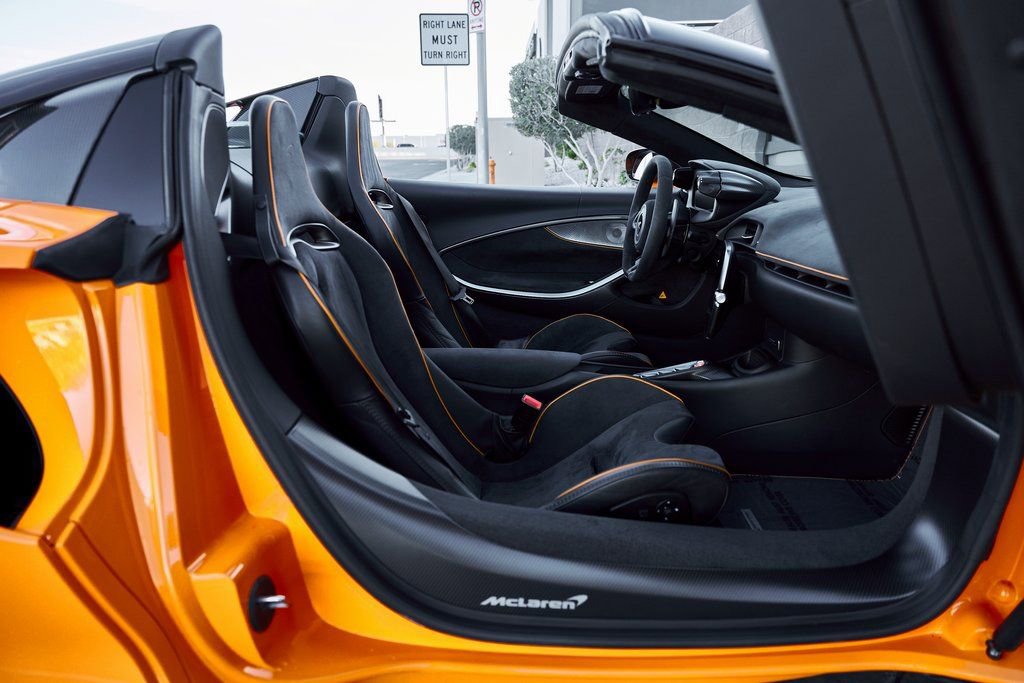 Used 2025 McLaren Artura Spider RWD image 37