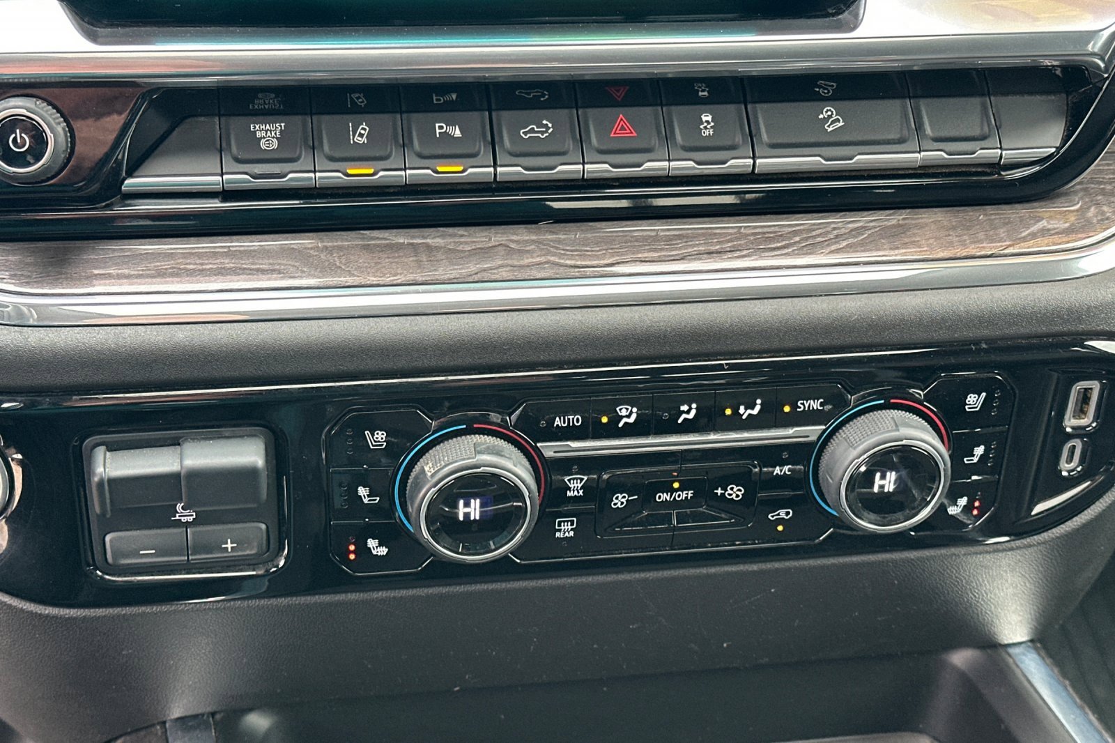 Used 2024 Chevrolet Silverado 2500 LTZ w/ LTZ Premium Package image 30