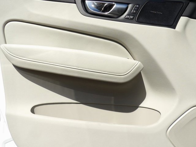 Certified 2023 Volvo XC60 T8 Ultimate w/ Climate Package image 10