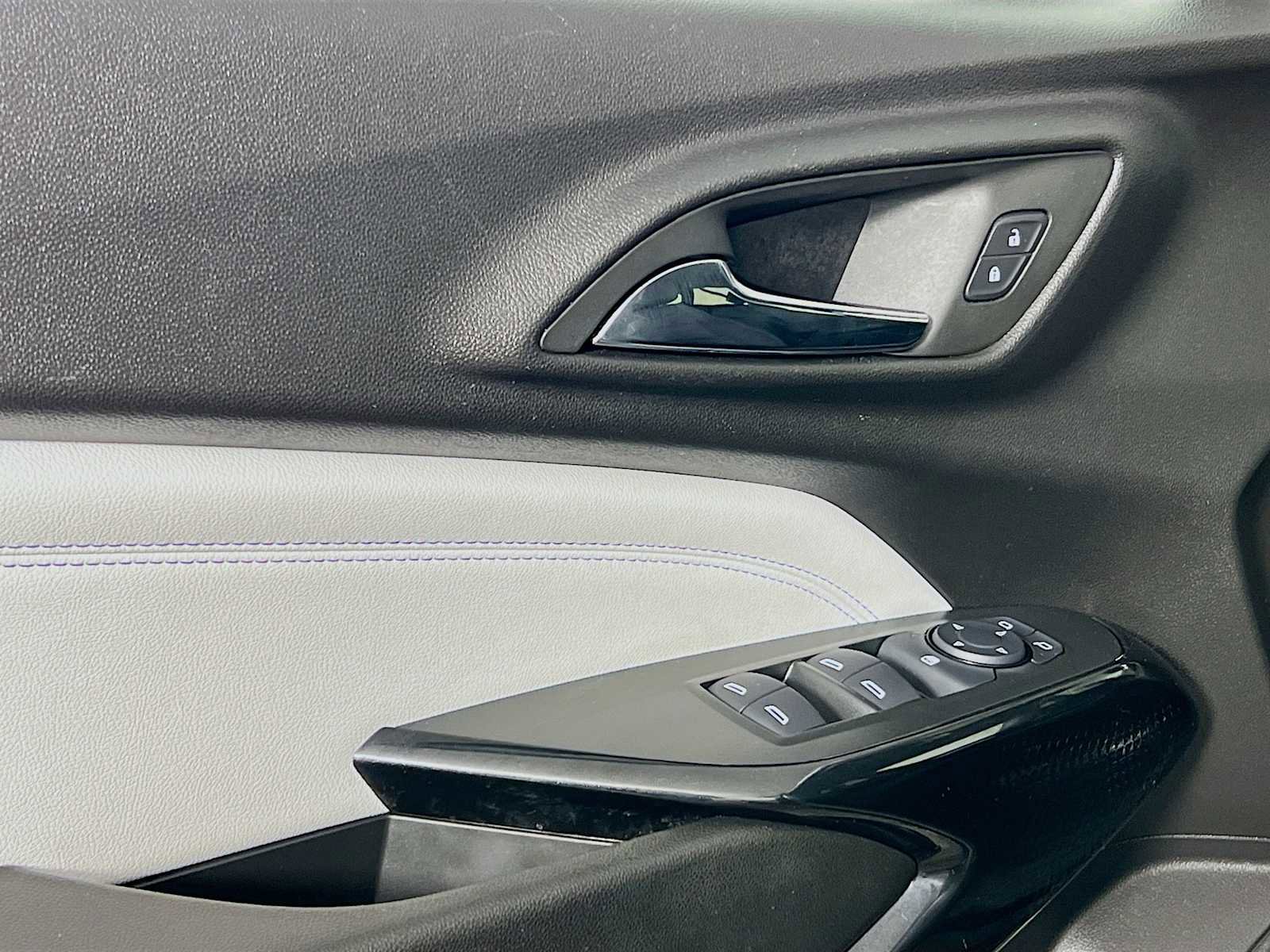 Used 2025 Chevrolet Trax LT w/ LT Convenience Package image 17