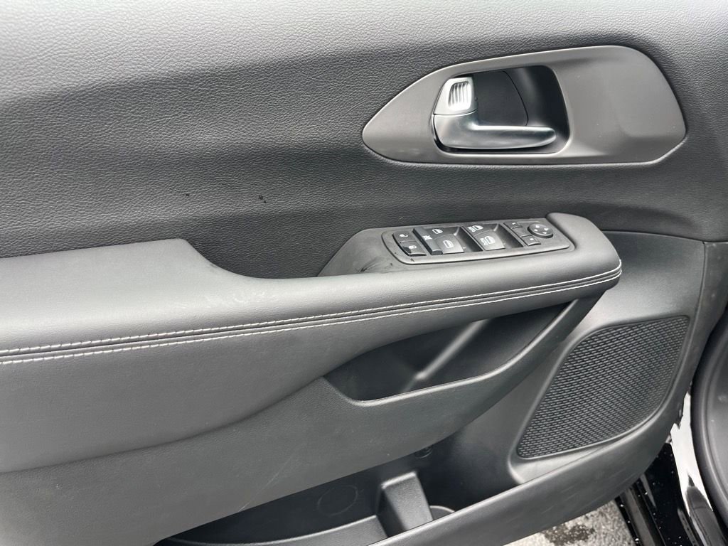 New 2025 Chrysler Voyager LX image 7