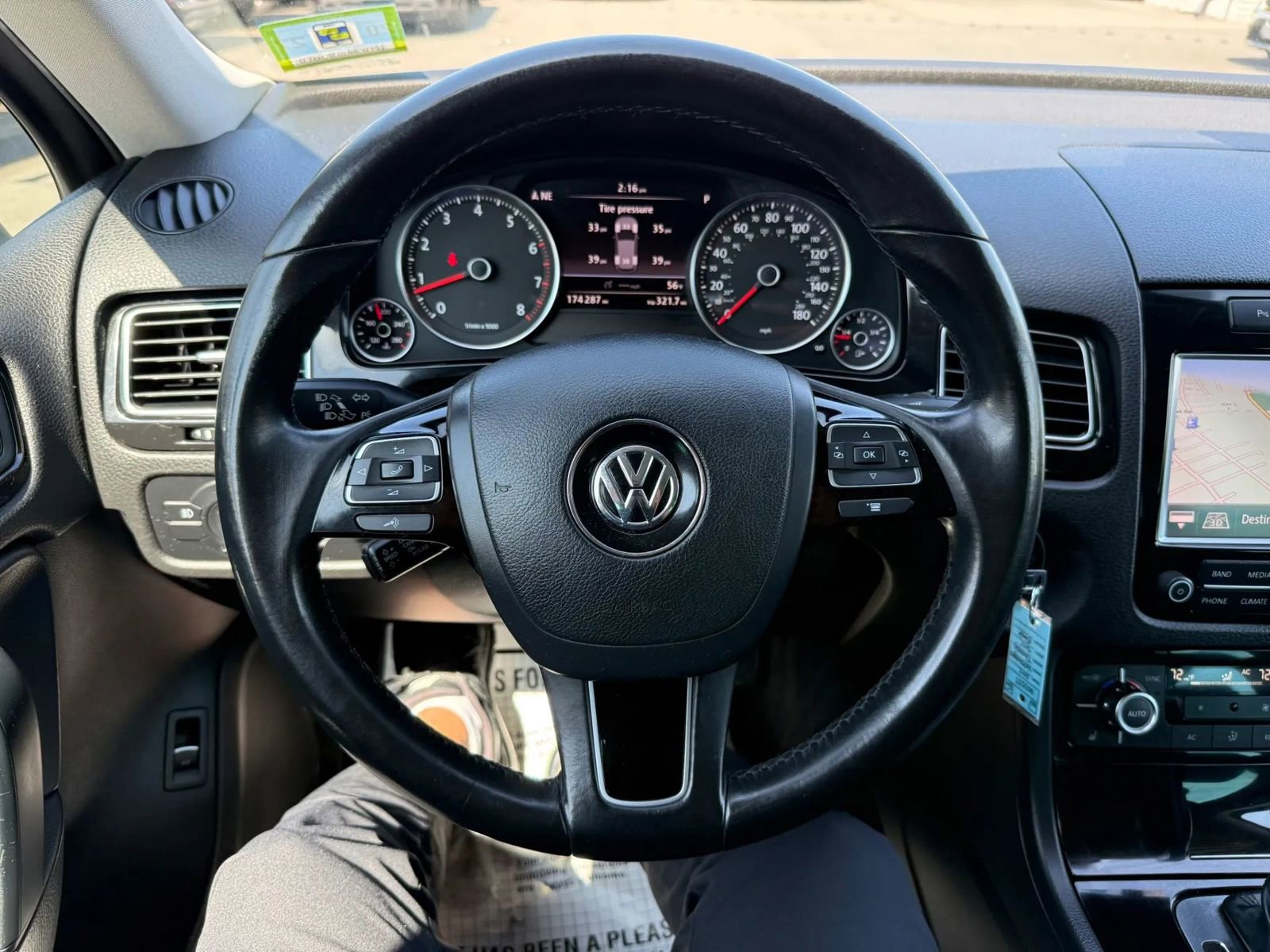 Used 2012 Volkswagen Touareg Sport image 30