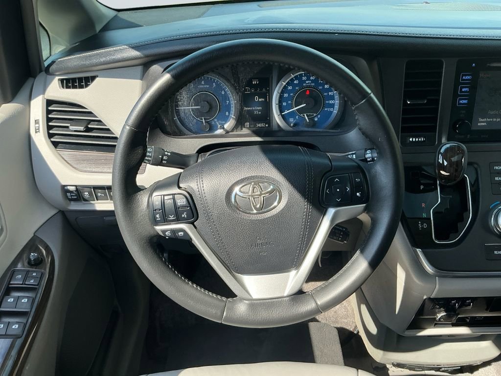Used 2017 Toyota Sienna XLE Premium FWD image 13