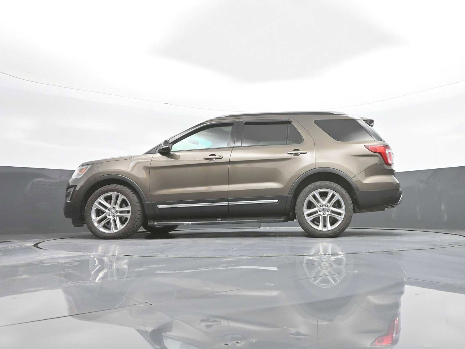 Used 2016 Ford Explorer XLT w/ Equipment Group 202A AWD/4WD image 38